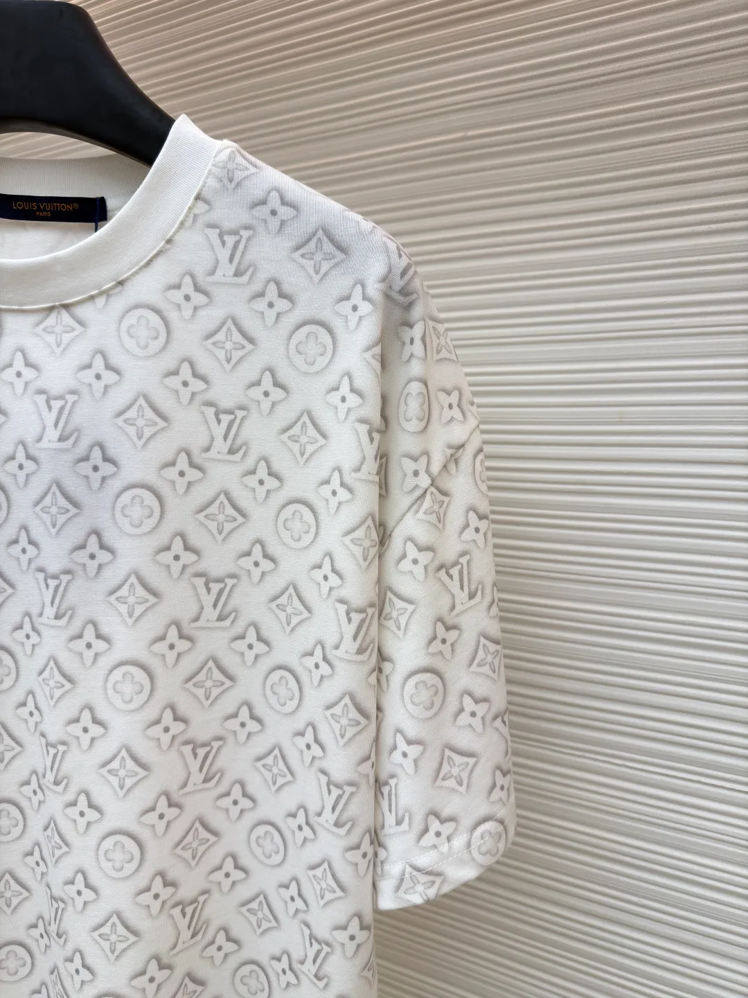 LOUIS VUITTON All-over printed presbyopic short-sleeved T-shirt ●Item No.: 1681546-A15 ●Material: 100% cotton ●Technology: Printing ●Color: White ●Version: Fitted version ●Weight: about 265 grams ●Size: The fabric has been specially treated to present a delicate concave and convex texture. Every letter and pattern is clear and three-dimensional, with a rich touch. The round neck design fits the neck line, the tailoring is neat, and the overall silhouette is simple and elegant. The jacquard process integrates the pattern and fabric through precise weaving control, which not only maintains the visual layering, but also ensures wearing comfort. The stitching on the body is even and neat, about 12 stitches per inch, ensuring a solid structure and not easily deformed. The hem and cuffs are smooth and neat, and the edges are clean and neat, reflecting the exquisite craftsmanship of clothing. The overall design is low-key yet luxurious, combining classic presbyopic elements with modern tailoring, which is not only suitable for daily wear, but also demonstrates quality and taste in the details. The overall wiring is straight and delicate, the fabric is comfortable and soft, and the color is consistent without color difference. It can be matched with the same style to create a fashionable look and control various occasions. Customized accessories, complete with three standards, same style for men and women!